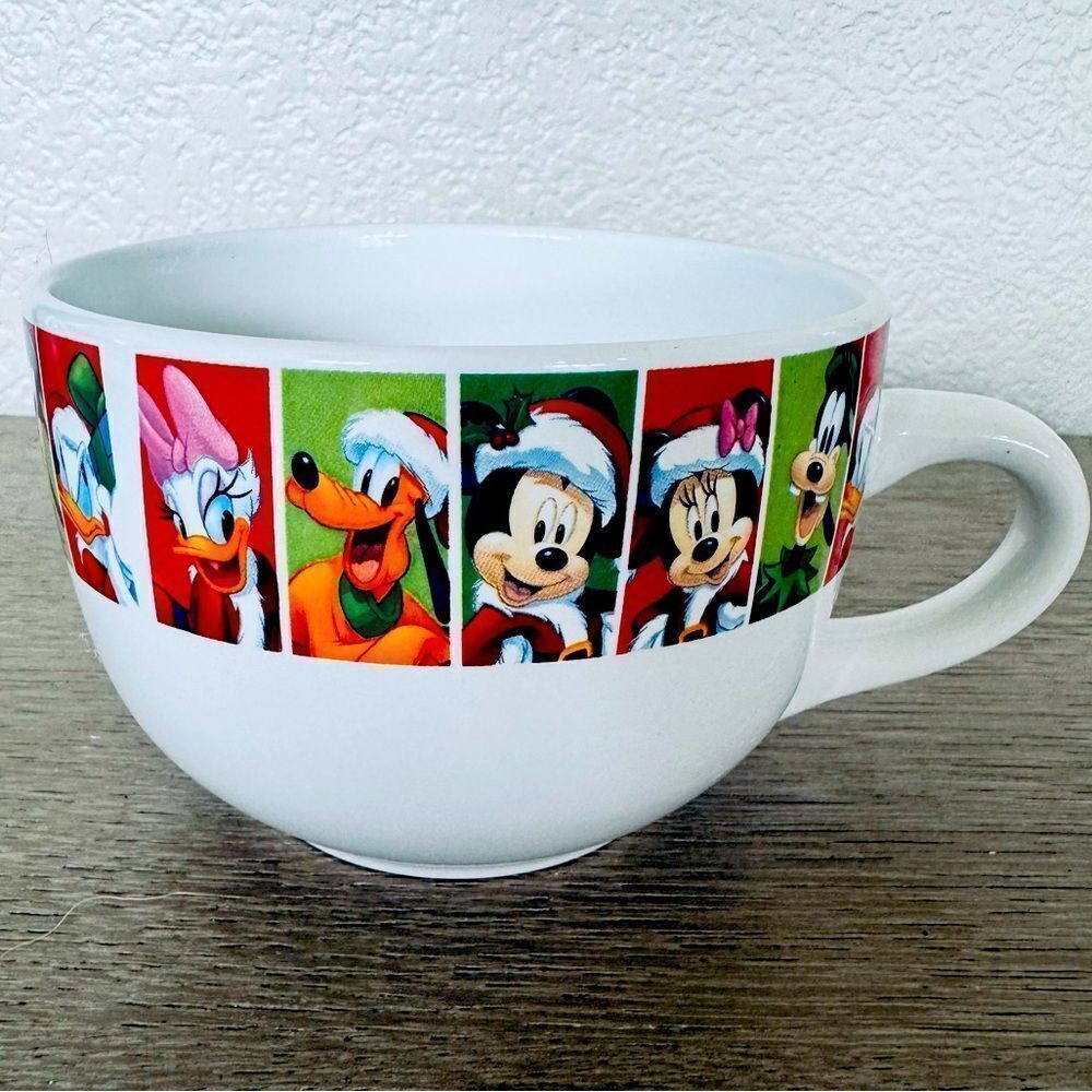 Disney Christmas Holiday Character Mickey Minnie Mouse Duck Portrait Mug